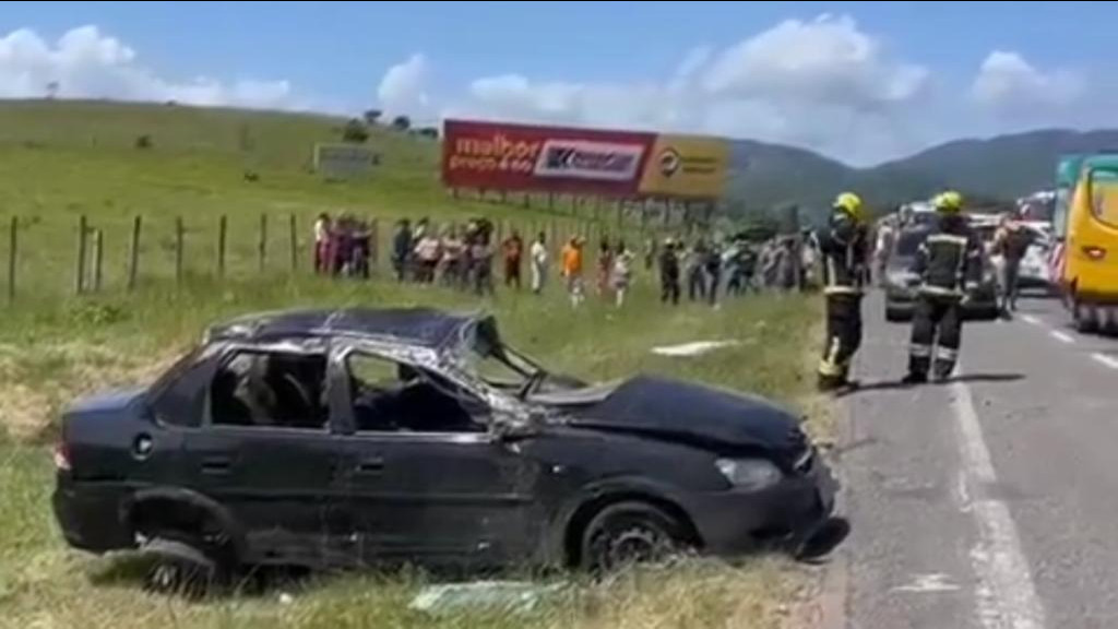 Capotamento de veículo deixa mulher morta e quatro feridos na BR-101, em Paulo Lopes