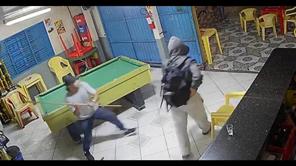 MAGIA DO BOTECO: Ladrão apanha com taco de sinuca durante assalto a bar