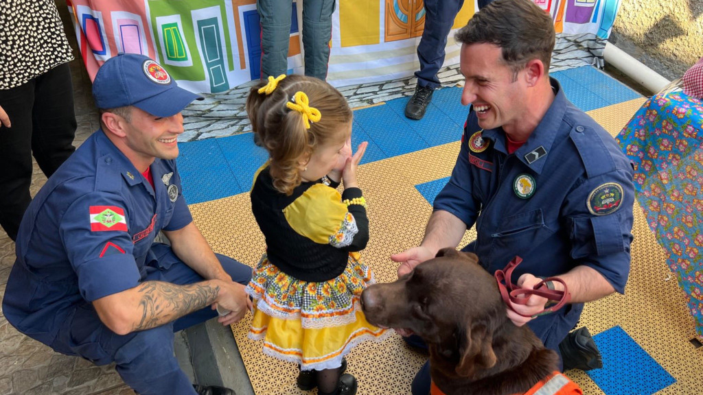 Bombeiros de Criciúma e cão terapeuta levam alegria a crianças com câncer