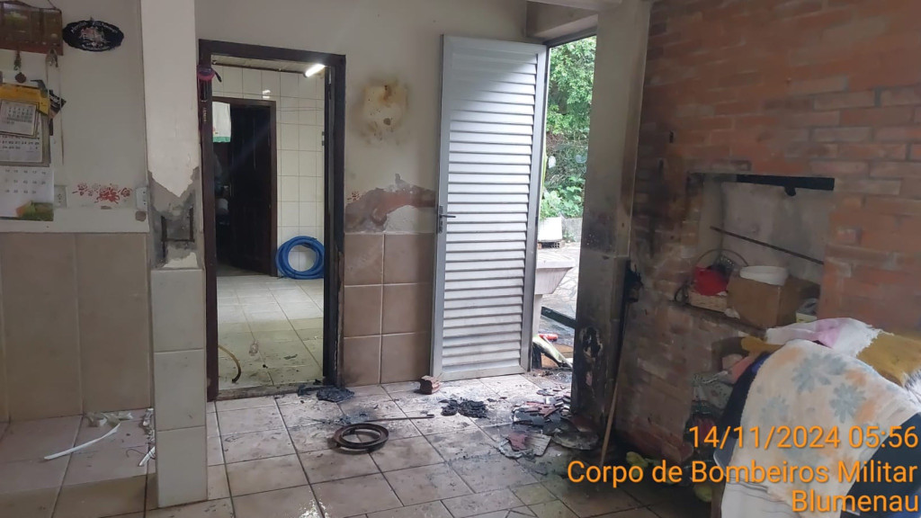 Idoso de 88 anos fica ferido ao conter incêndio em casa após explosão de botijão de gás