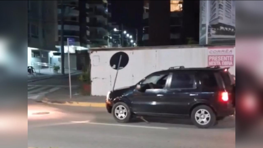 Motorista bêbado invade calçada e arrasta placa de trânsito, em Bombinhas