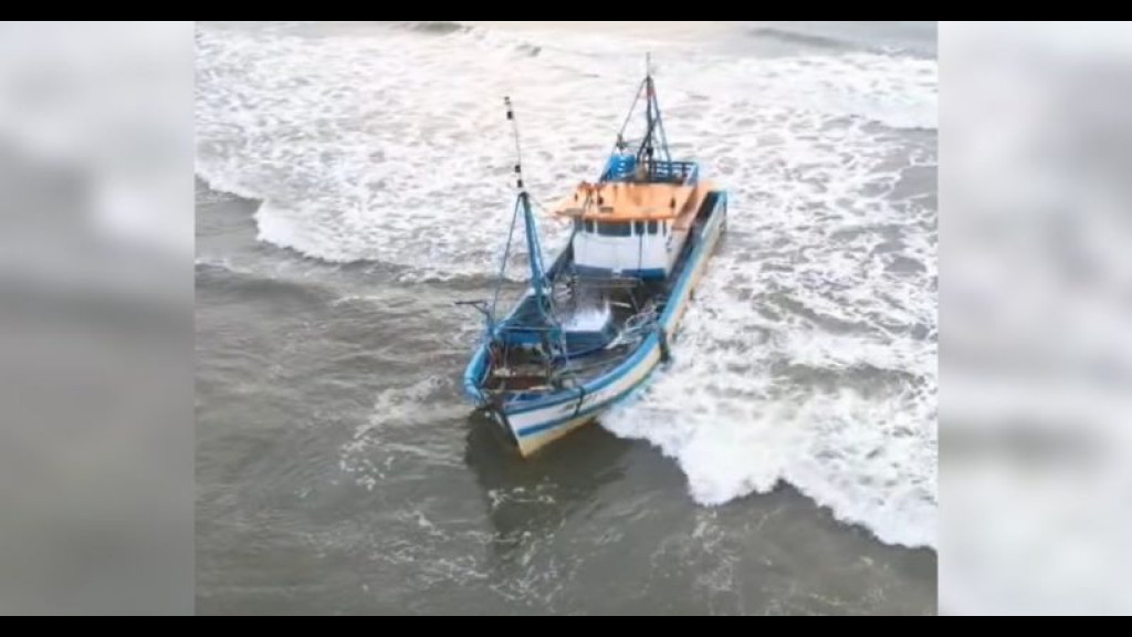Barco encalhado em praia de Santa Catarina é removido após quase um mês