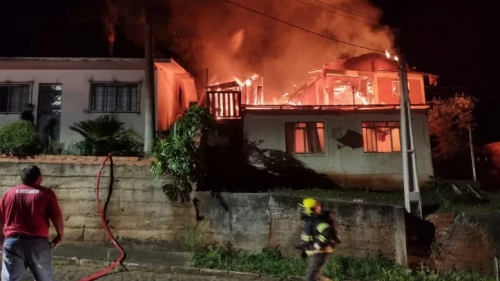 Mulher com corpo em chamas é salva por bombeiros durante incêndio em residência