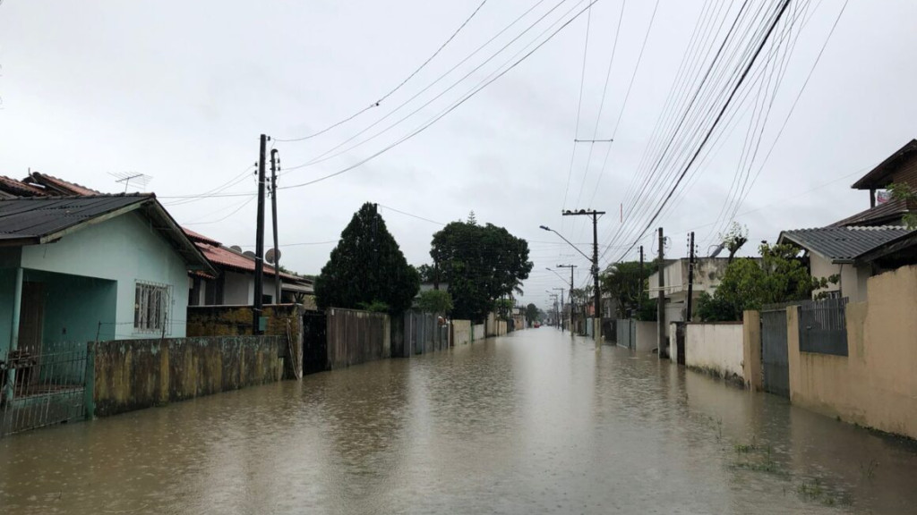 Itajaí enfrenta inundações em diversos bairros devido às fortes chuvas deste domingo