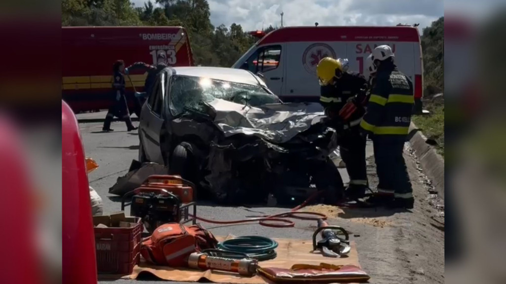 Condutora morre após acidente envolvendo cinco veículos na BR-282