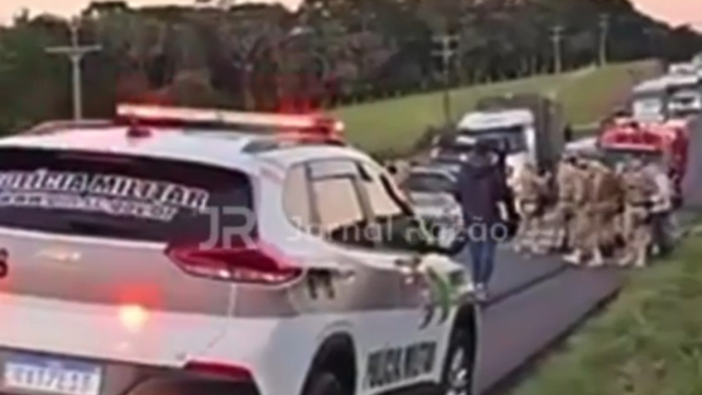 Vídeo mostra momento exato em que fugitivo bate em viatura em Santa Catarina