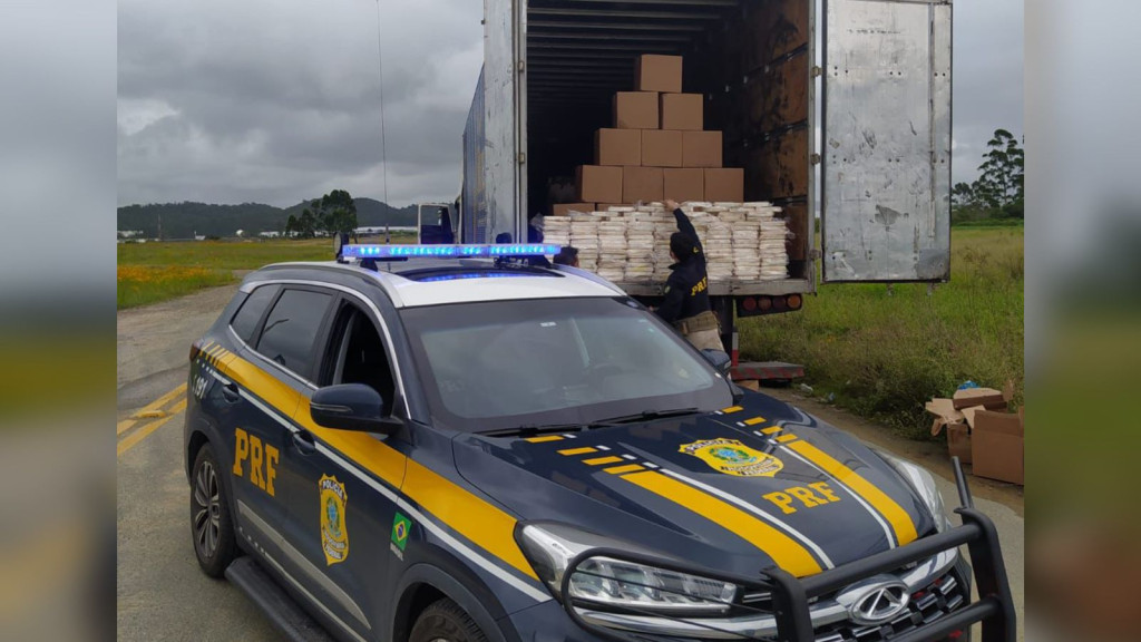 Caminhão com carga milionária de cocaína é apreendido na BR-101