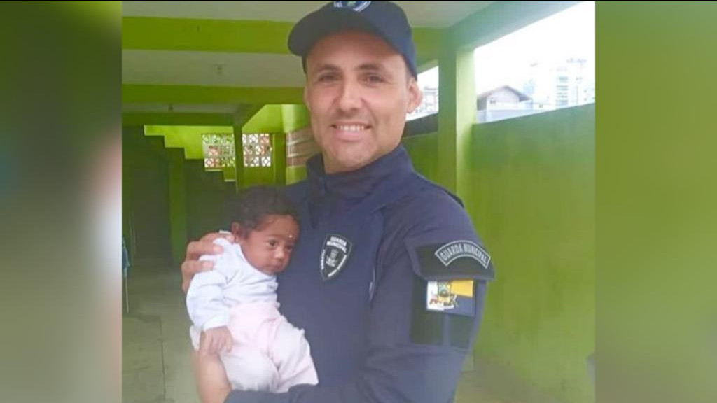 Bebê engasgada é salva por guarda municipal na rodoviária de Itapema