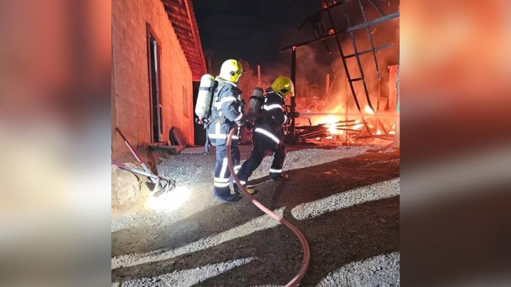 Incêndio provocado por fogão a lenha destrói casa em Santo Amaro da Imperatriz