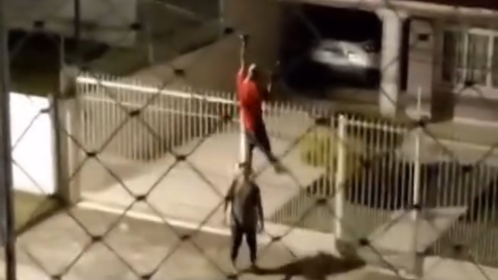 VÍDEO: Pedestre puxa ladrão pendurado em fios de poste em Palhoça