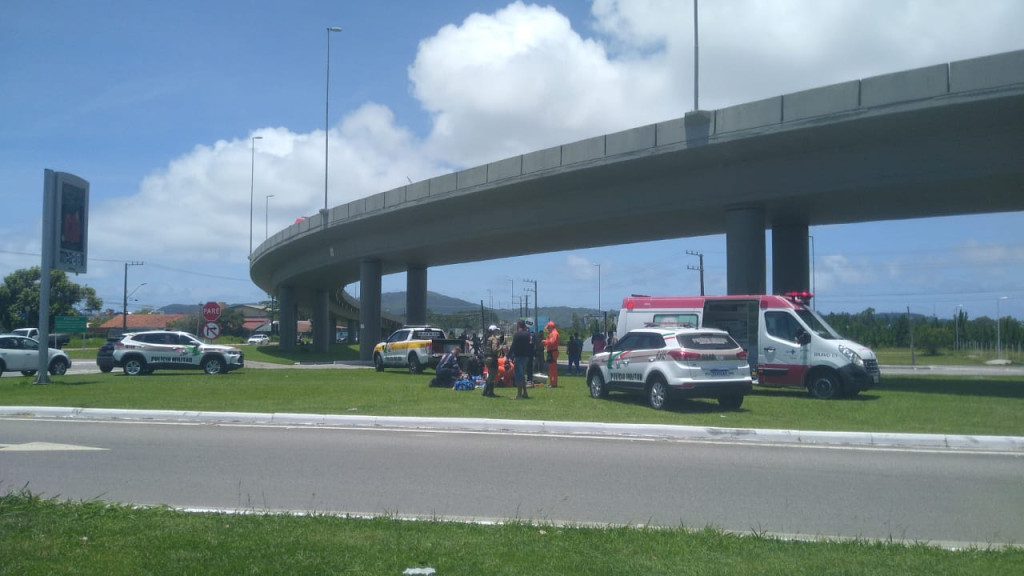 Motociclista morre após bater em mureta de proteção na SC-401, em Florianópolis
