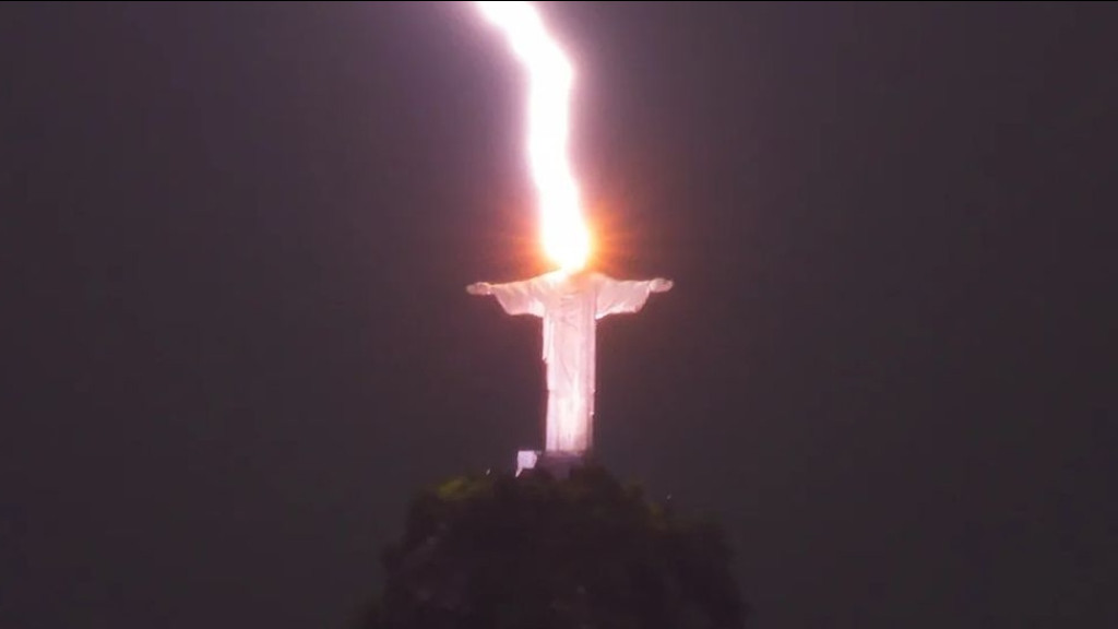 Cristo Redentor é atingido por raio durante tempestade no Rio de Janeiro