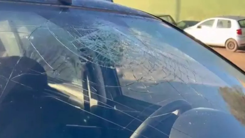 Motorista fica ferido após bater com cabeça contra vidro do carro em acidente
