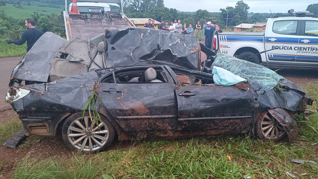 Condutor sem CNH morre após capotar carro emprestado na SC-496