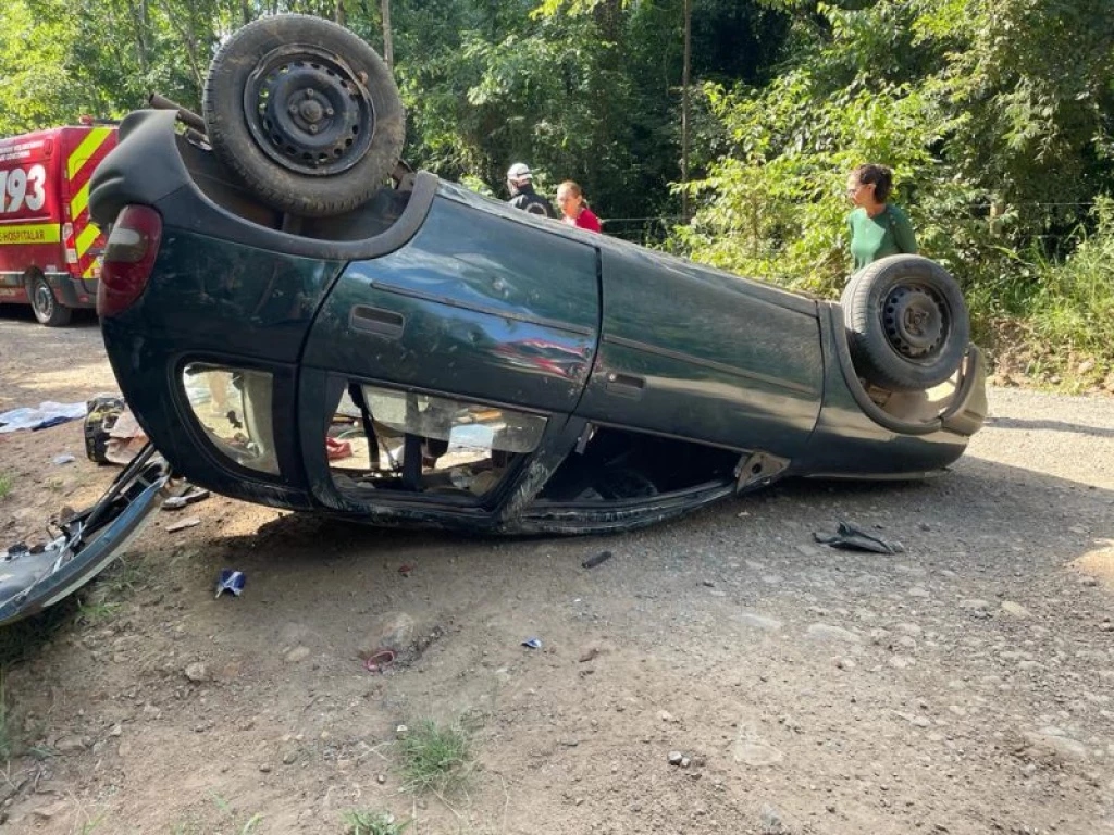 Corsa capota com oito pessoas dentro e motorista fica em estado grave