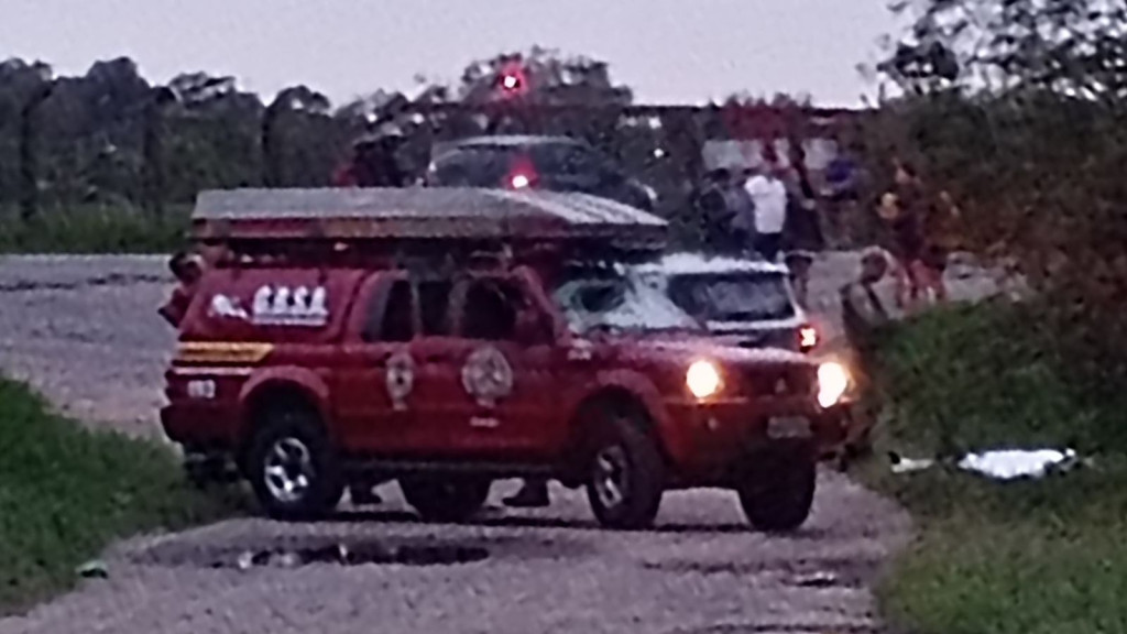 Homem é encontrado morto enrolado em cobertor com facada no peito dentro de rio