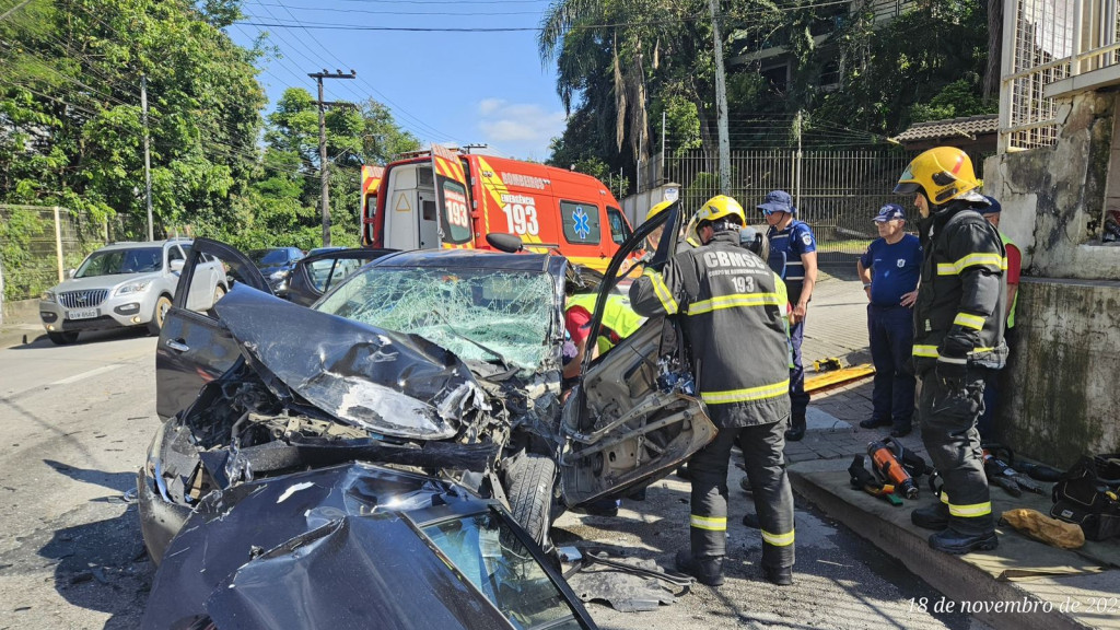 Motorista de 66 anos fica preso nas ferragens após colisão em Blumenau