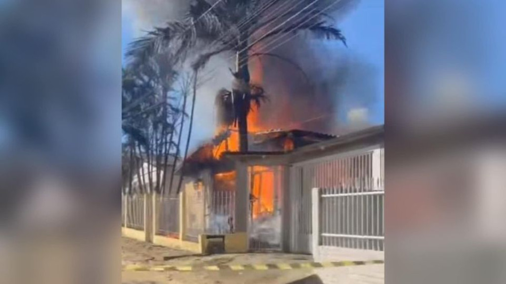 Incêndio atinge residência e mulher morre carbonizada em SC