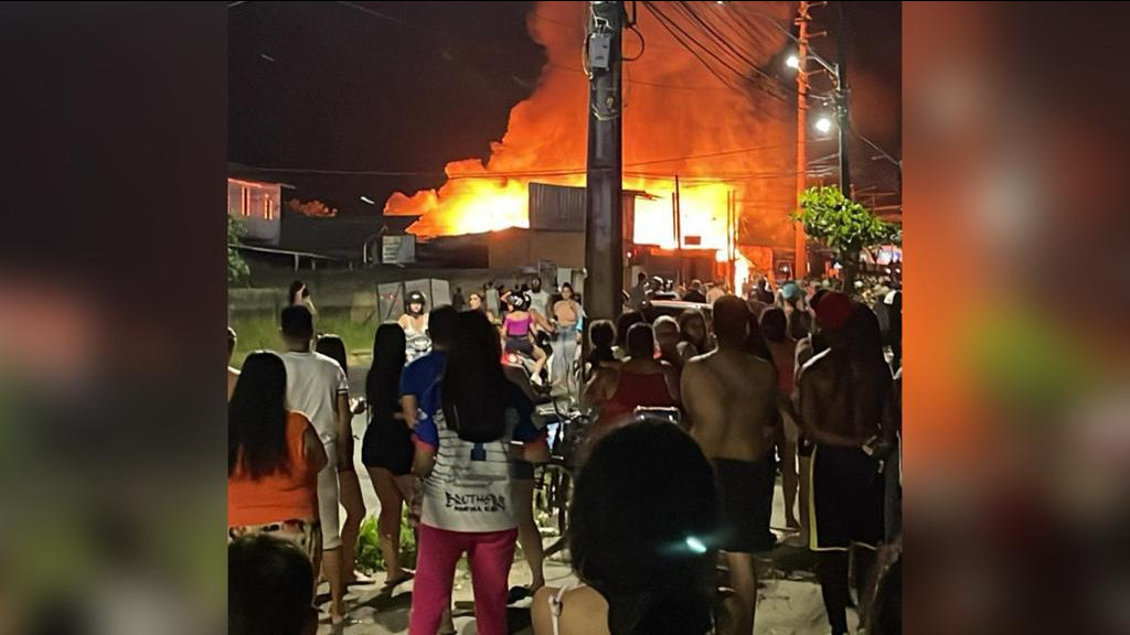 URGENTE: Incêndio atinge residências em Itajaí na noite deste domingo