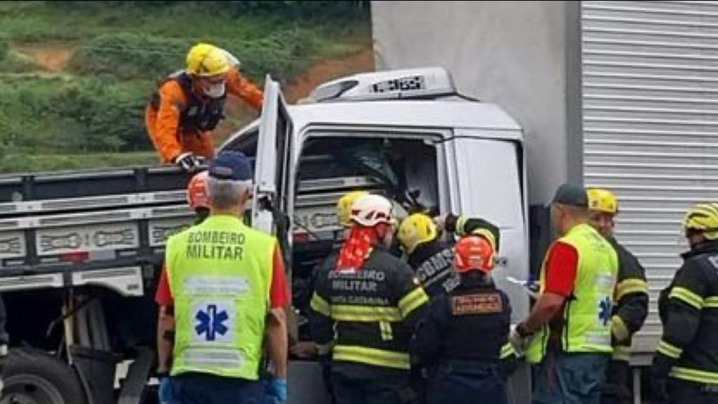 Engavetamento entre caminhões e carro deixa motorista ferido na BR-470, em Blumenau
