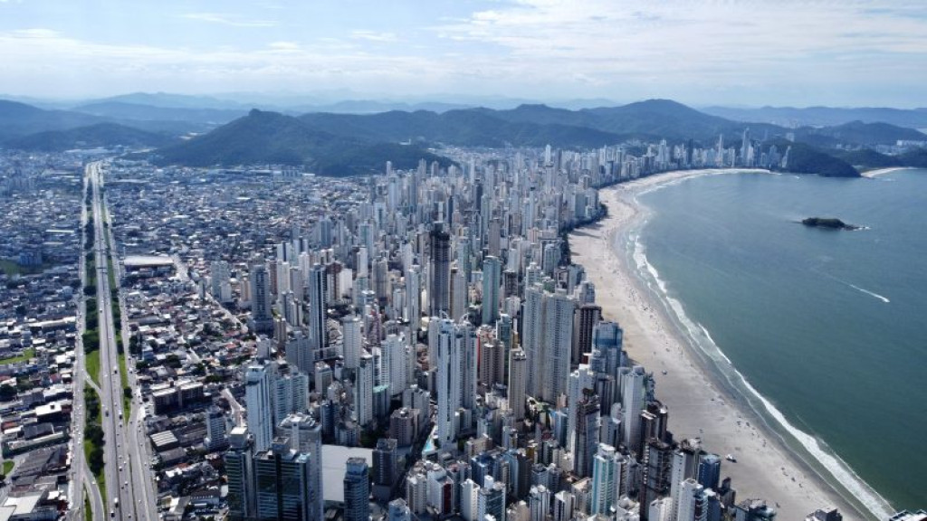 Balneário Camboriú lidera lista das cidades mais caras para comprar a casa própria no Brasil