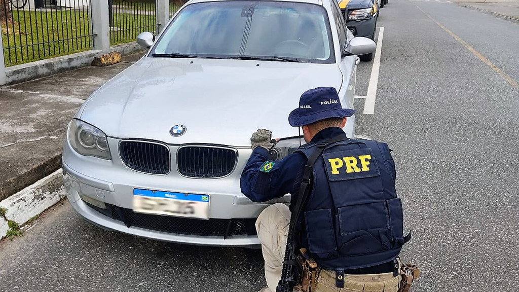 PRF recupera BMW roubado há seis anos no Rio Grande do Sul na BR-470, em Indaial