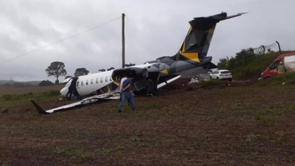 Avião de farmacêutica que saiu de SC sofre acidente após pouso no RS
