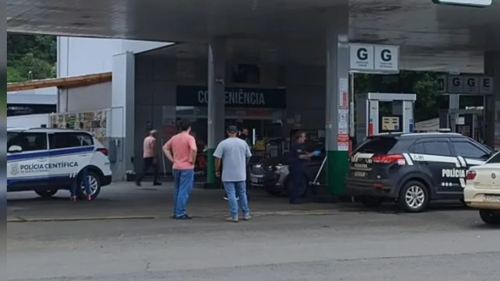 Policial dispara contra a própria perna em posto de gasolina e é levado às pressas ao hospital