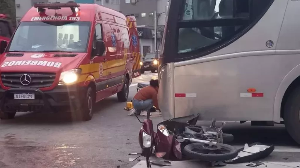 Motociclista sofre fratura exposta após colisão com ônibus