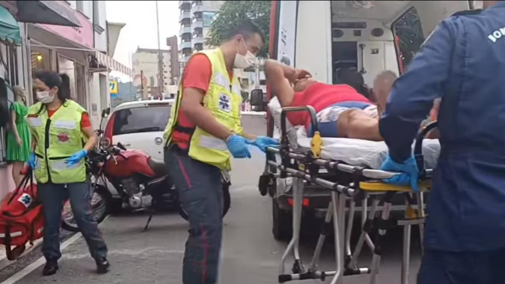 Mulher é atropelada por motociclista em São João Batista