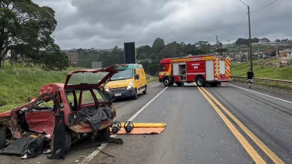 Motorista bate de frente com caminhão e corpo é encontrado no porta-malas do veículo