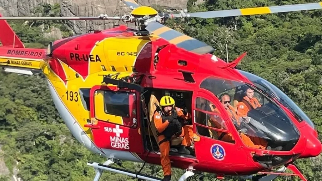 Helicóptero dos bombeiros cai e mata seis pessoas