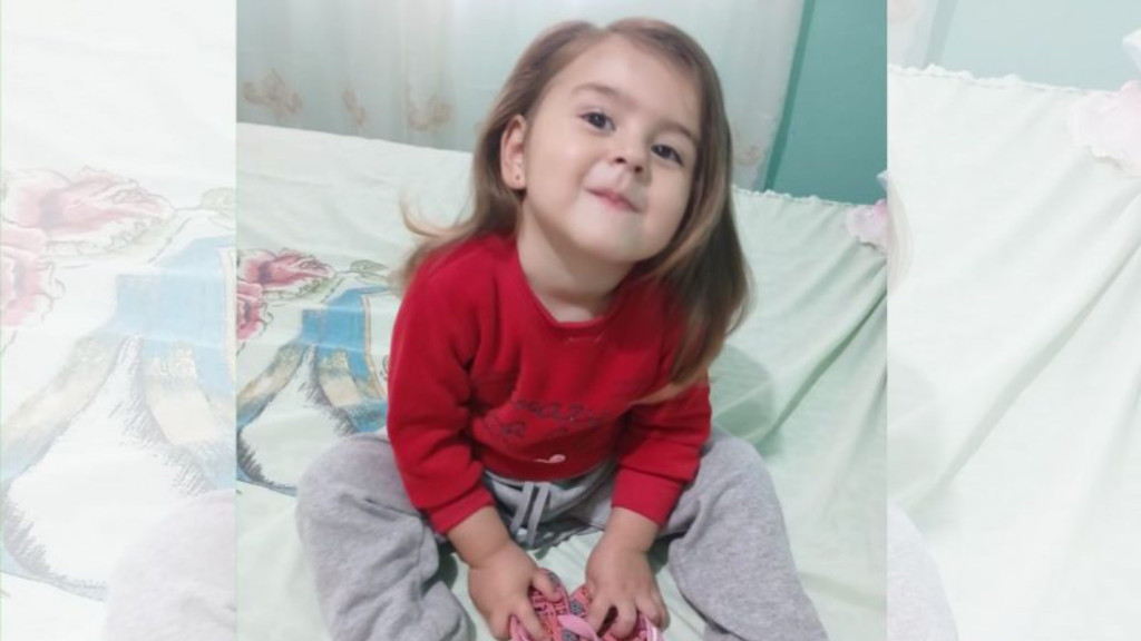 Menina de 2 anos confunde soda cáustica com água e é transferida às pressas para Florianópolis