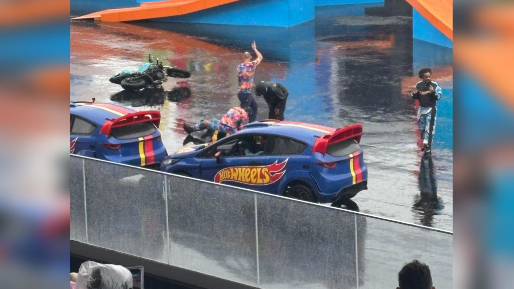 Piloto sofre acidente no Hot Wheels Epic Show no Beto Carrero World