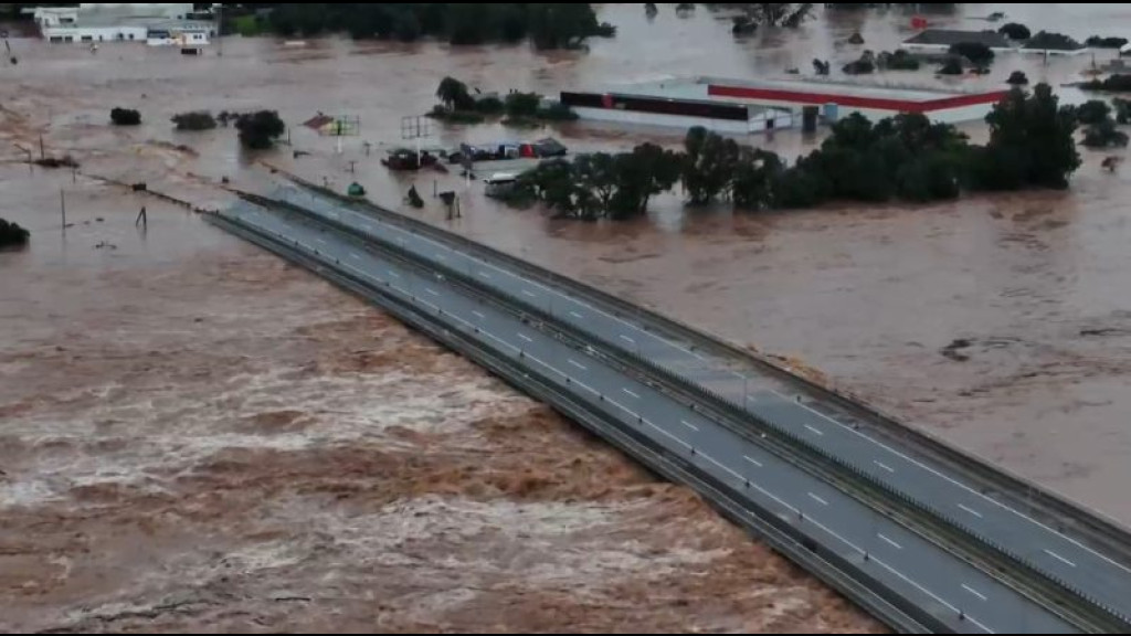 Água atinge ponte de mais de 30 metros no Rio Grande do Sul