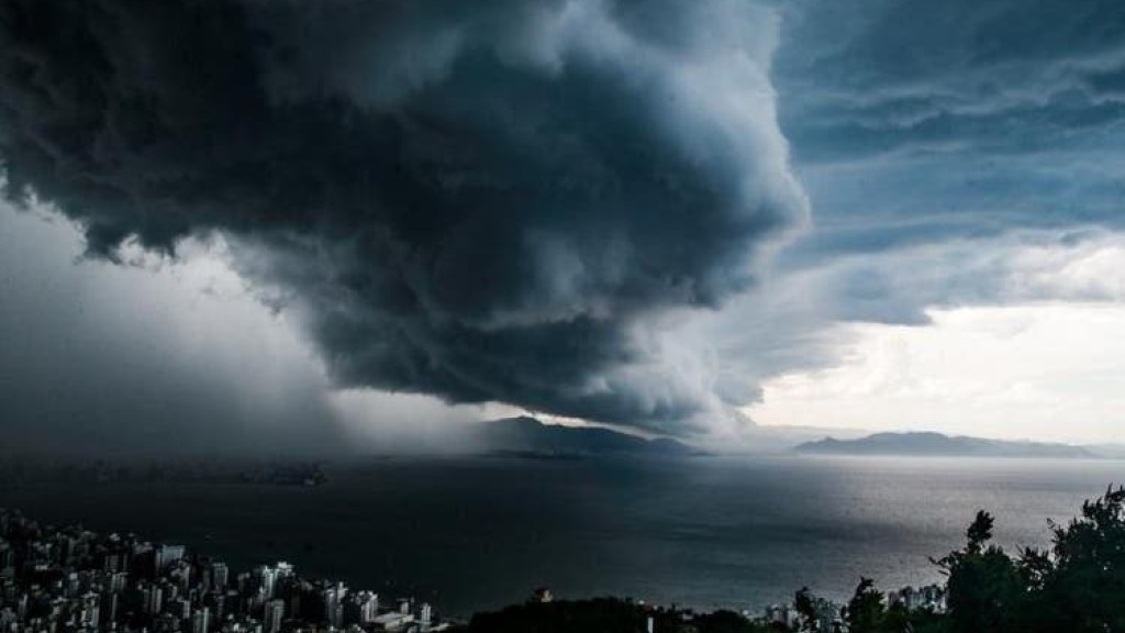 Chegada de ciclone extratropical deixa Santa Catarina em alerta mais uma vez