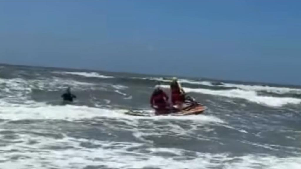 Jovem é salva de afogamento em praia de SC