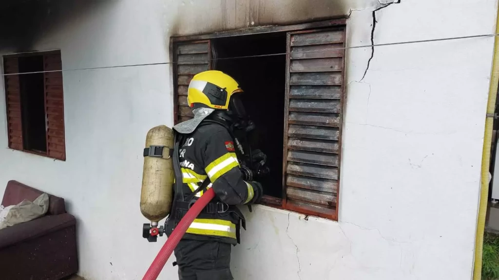 Mãe arrisca a própria vida para salvar os filhos de incêndio em Blumenau