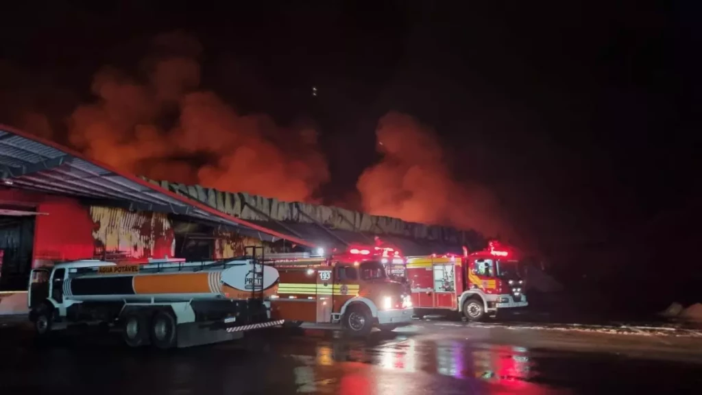 Corpo de Bombeiros divulga atualizações sobre incêndio em galpão de Brusque
