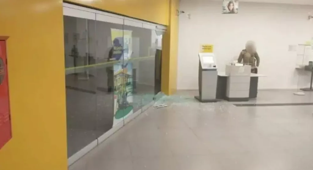 Homem invade agência bancária e furta armas e munição em  SC