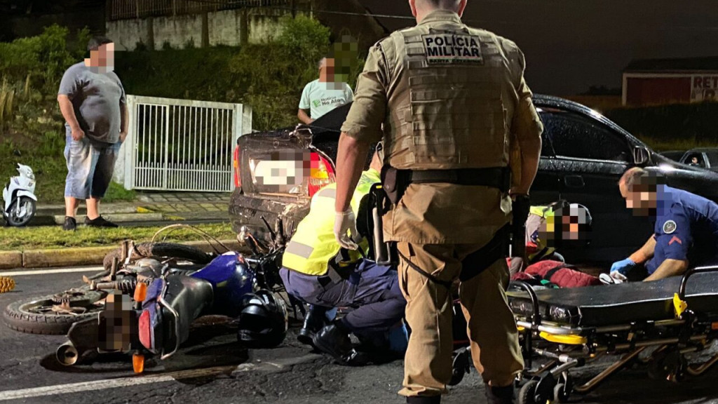 Colisão entre motocicleta e carro deixa homem gravemente ferido