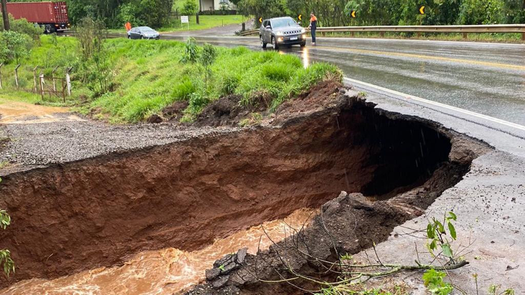 Chuvas intensas provocam bloqueios em rodovias de Santa Catarina; saiba quais são