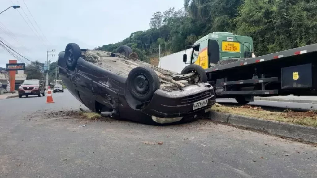 Carro capota e deixa criança ferida após acidente