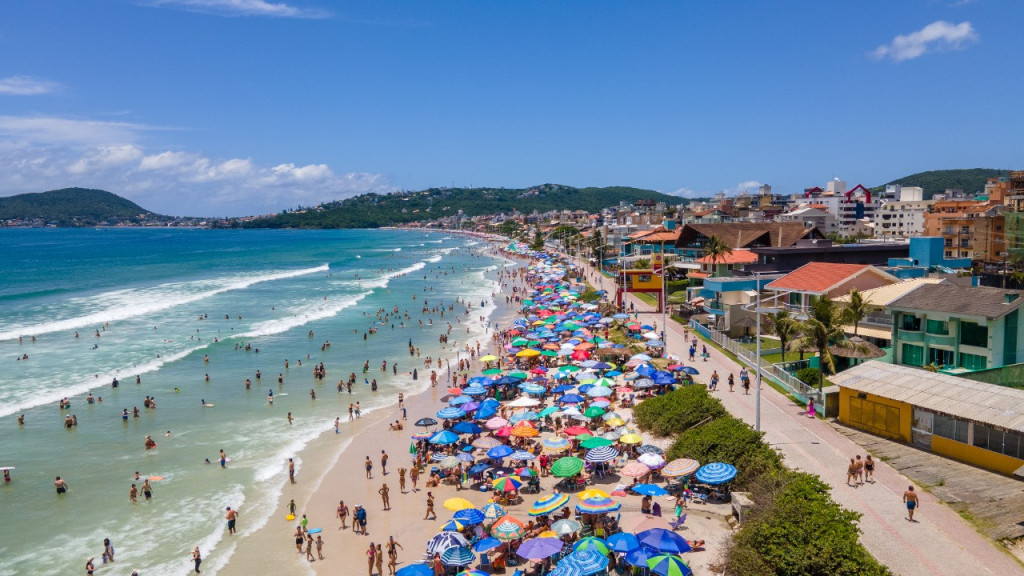 Bombinhas oferece praias próprias para banho, infraestrutura e serviços