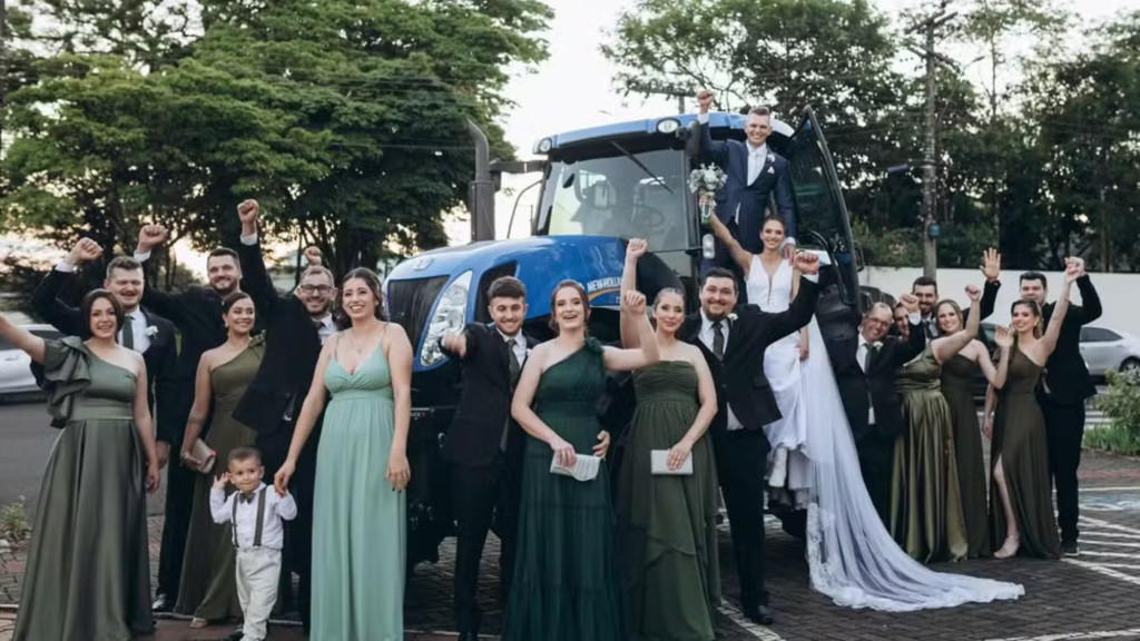 Agrônoma troca carro por trator e surpreende em casamento