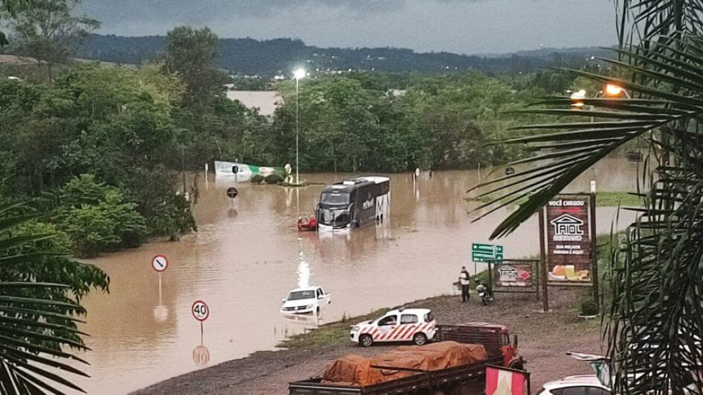 Criança e adultos são resgatados ilhados em ônibus na BR-470 durante inundação