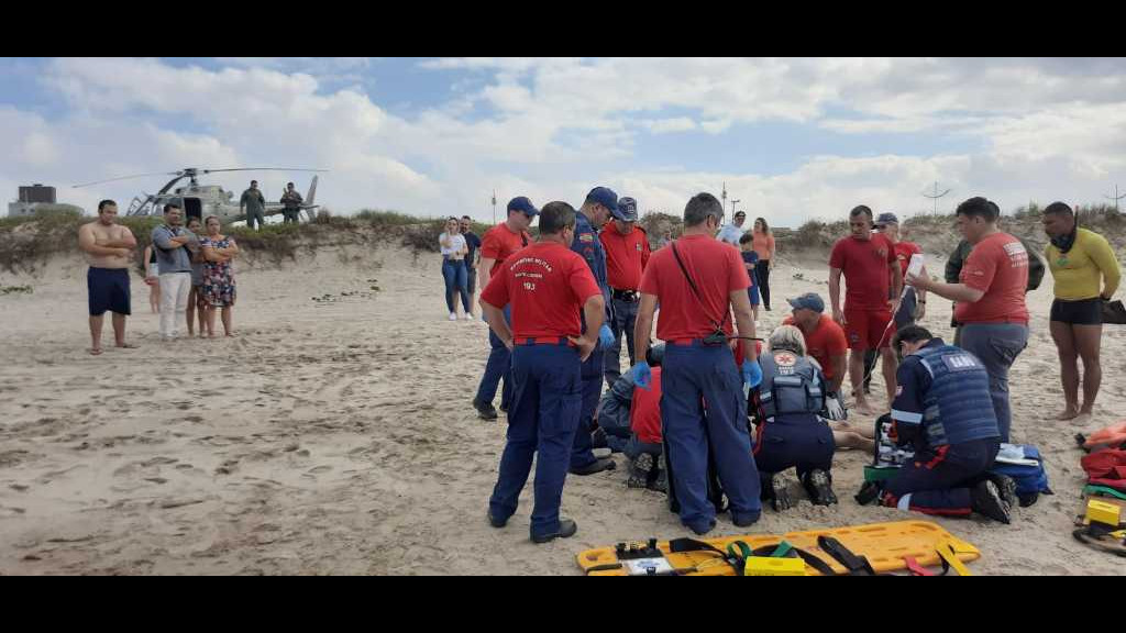 Jovem morre afogado ao entrar no mar com amigo em praia de SC