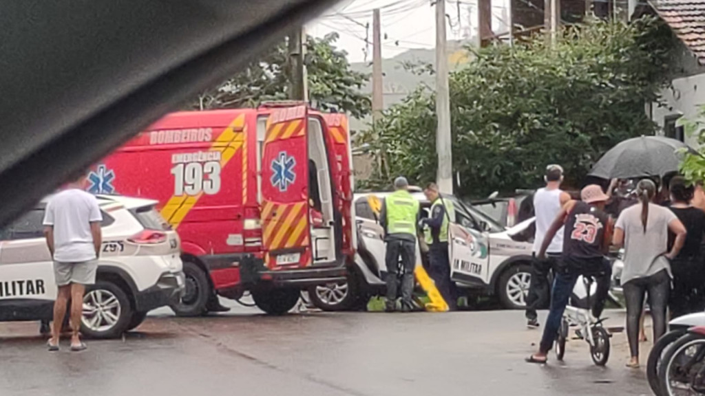 Colisão entre carro e viatura da PM deixa feridos em Itapema