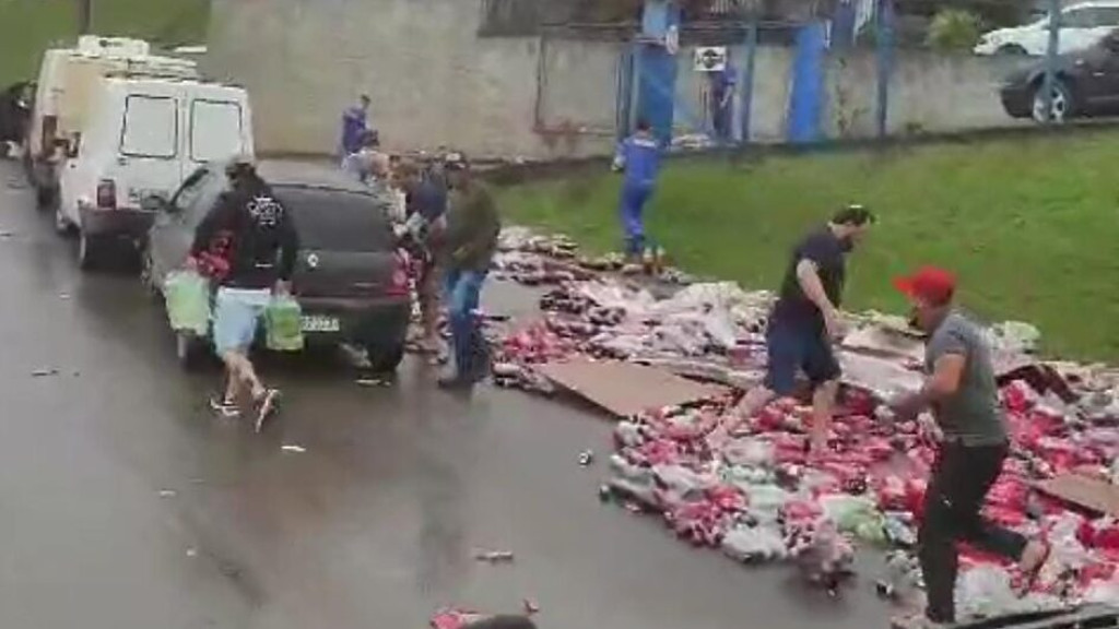 "Fizeram a limpa": Caminhão da Coca-Cola tomba e motoristas saqueiam carga em SC