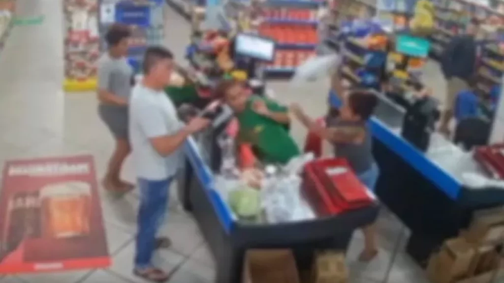 Caixa de supermercado é surpreendida por mulher em ataque de fúria